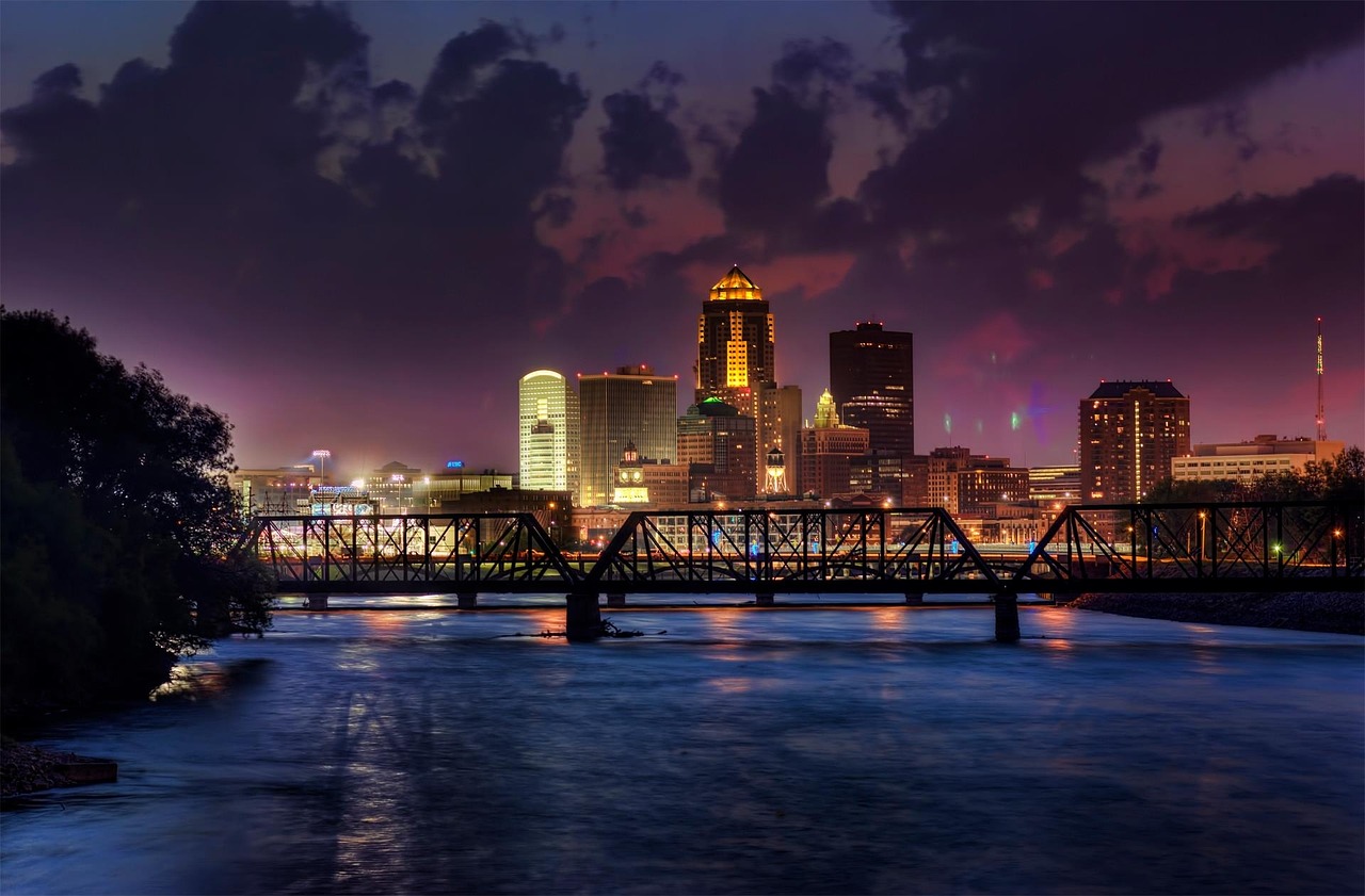 Des Moines at night
